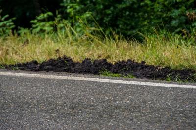 Leonberg: LKW steckt im Gruenstreifen fest - THW zieht den LKW raus.